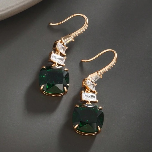🌷New🌷 Luxurious & Elegant Green Toned Earrings - Picture 3 of 7